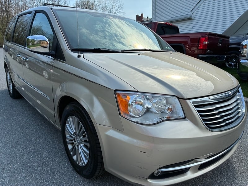 2016 Chrysler Town & Country Anniversary Edition