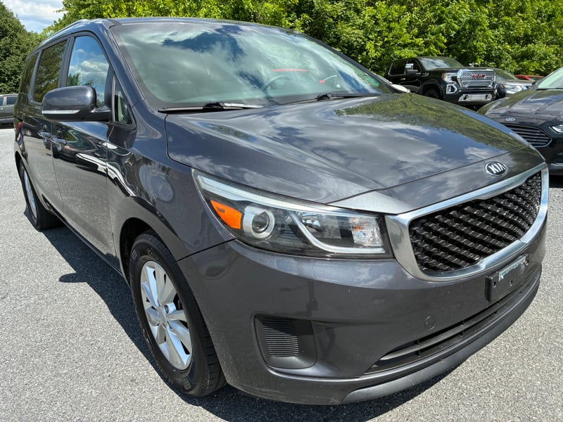 2016 Kia Sedona LX's photo